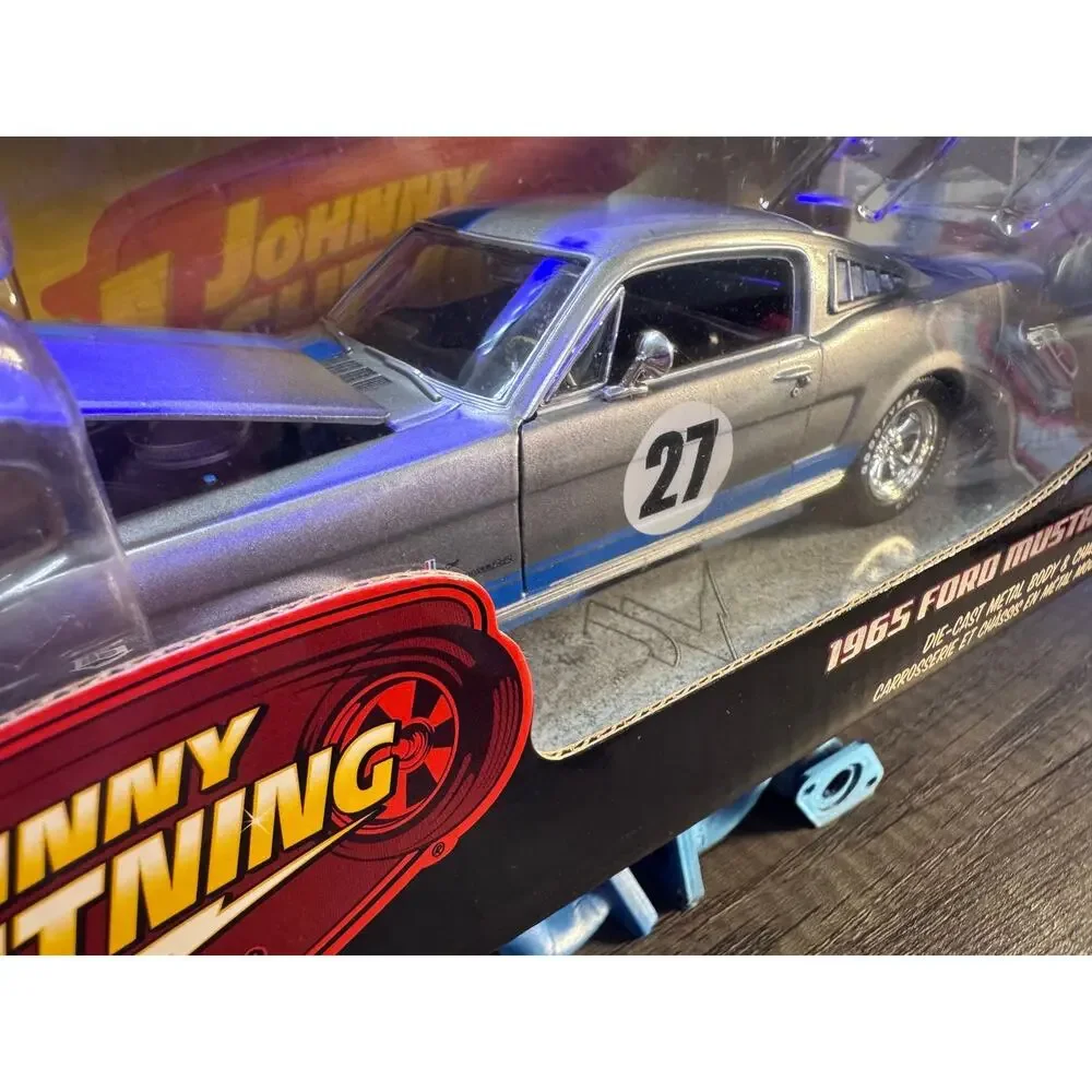 Johnny Lightning 1/24 muscle cars r23 1965 Ford Mustang